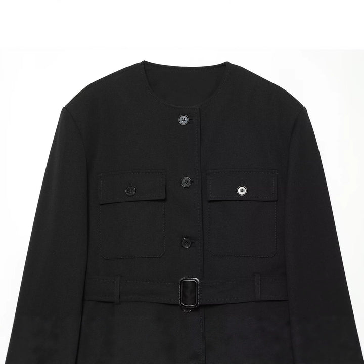 Dam Kort Utility-Stil Jacka med Waist Belt, Patch Fickor, och Round Neckline