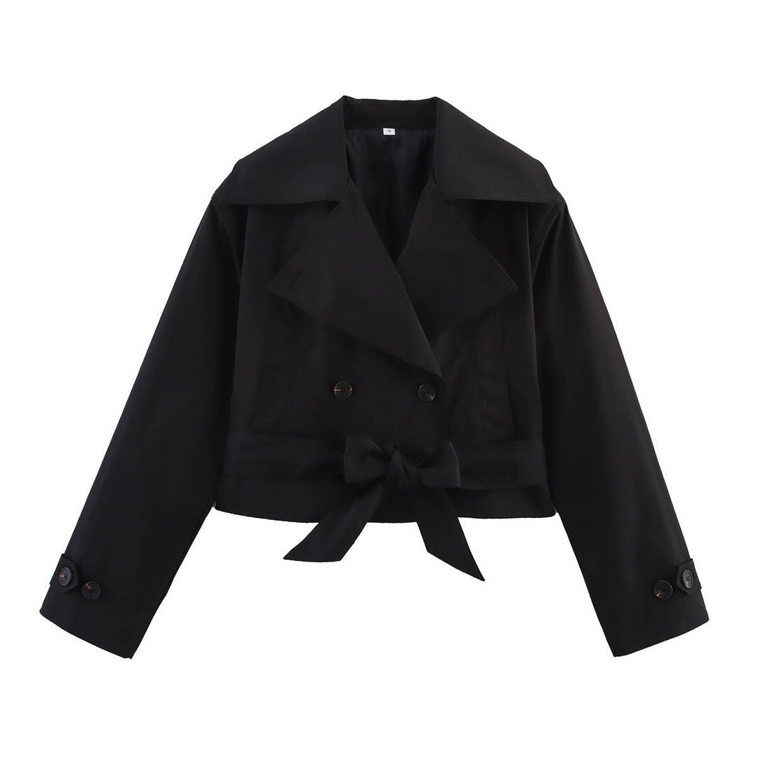 Dam kort waist trenchcoat med double-breasted knäppning, bred sjalkrage, och figure-flattering tie bälte