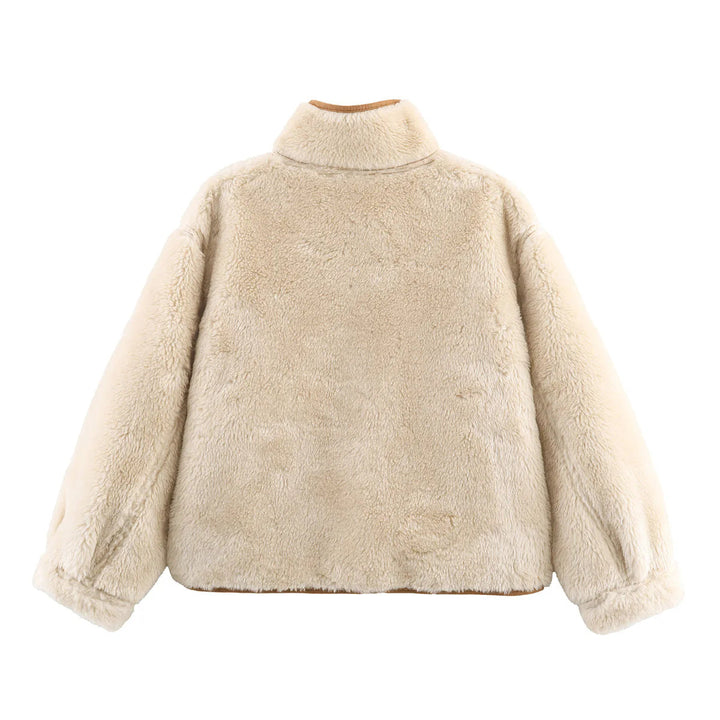 Dam kort lambskin-look jacka med ståkrage, mjuk teddy foder, och generous påsydda fickor