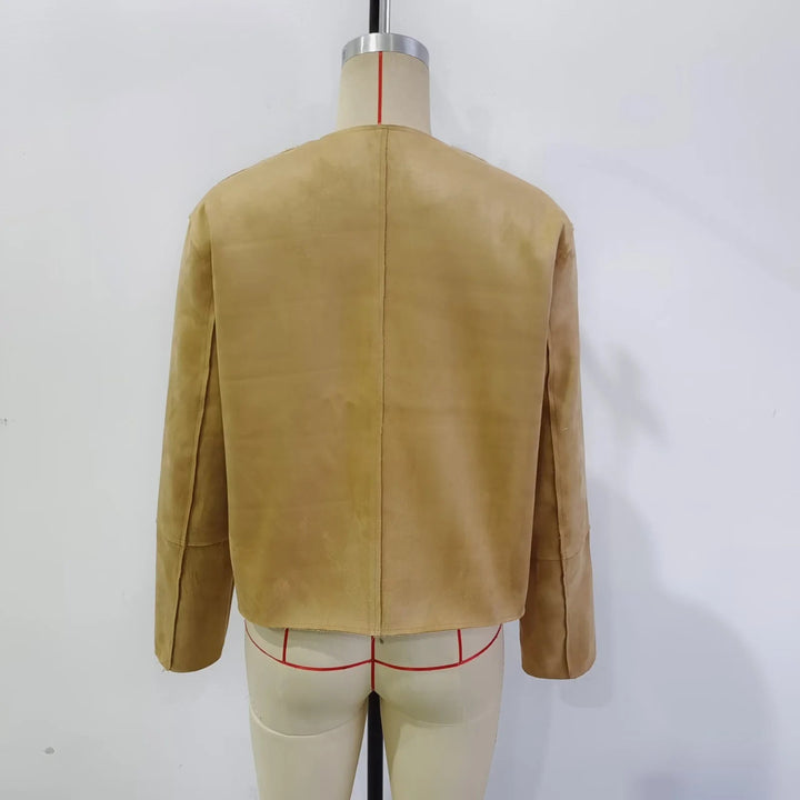 Dam kort boxy jacka tillverkad av mjuk mocka imitation med round neckline och patch framfickor
