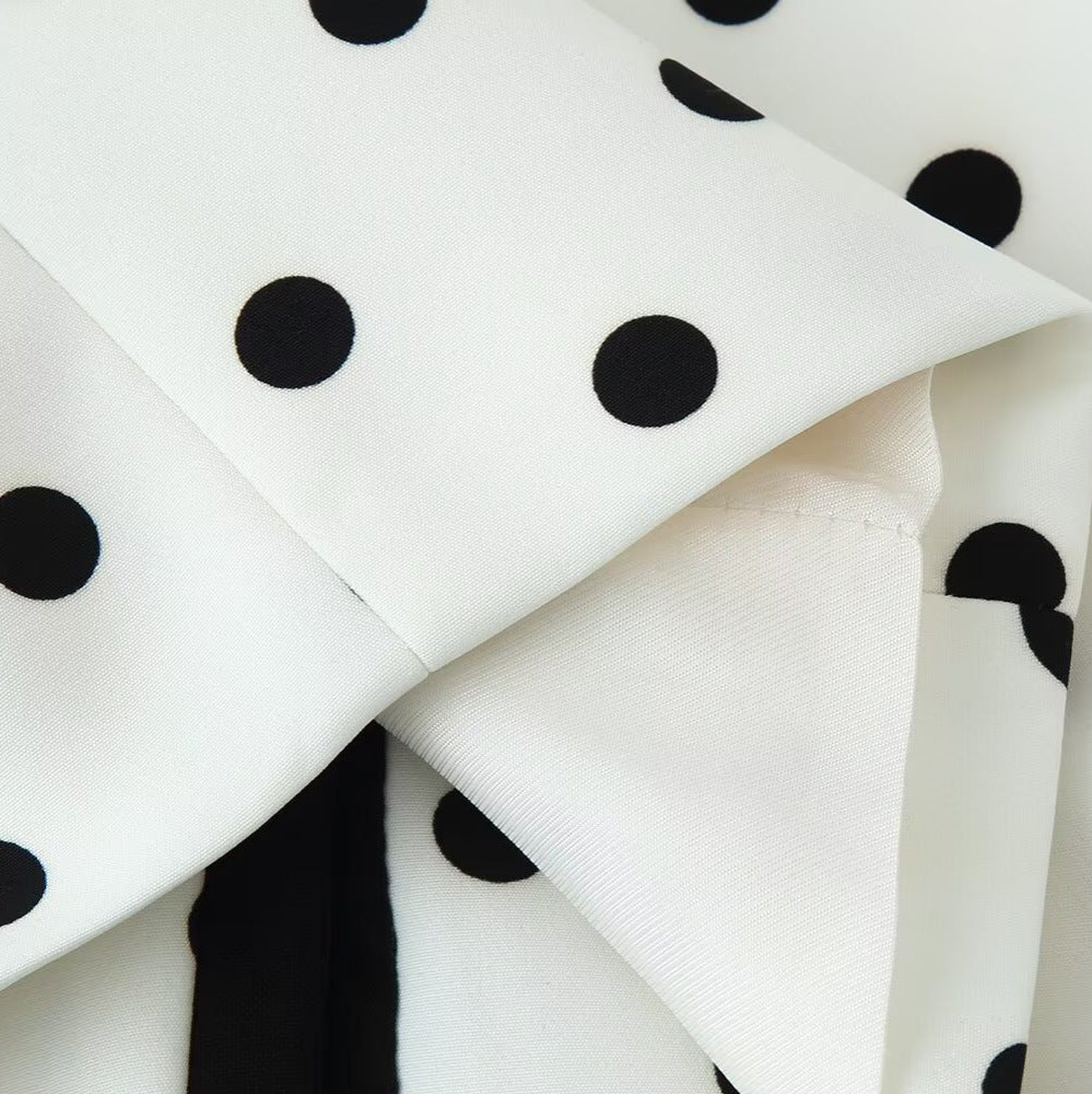 Dam figursydd kort jacka med round neckline, kontrast piping och polka dot mönster
