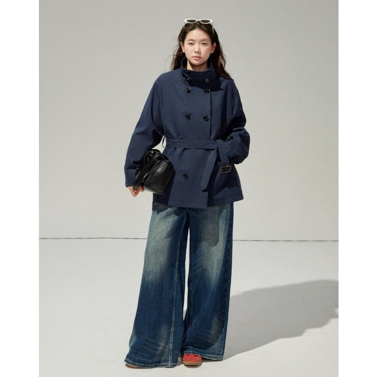 Dam kort trenchcoat med a flattering bälte och double-breasted knappslå