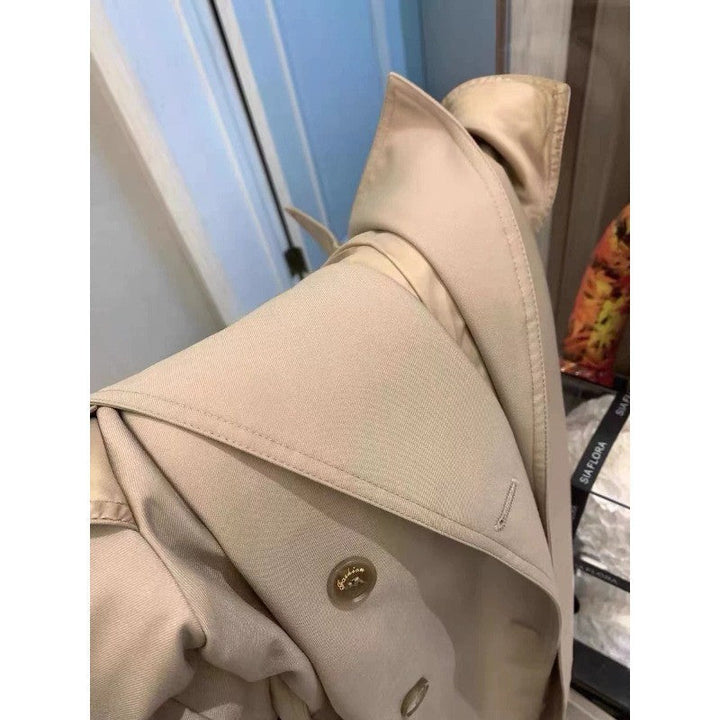 Dam elegant midi trenchcoat med oversize shoulder flap, gathered ärmar, och midja-defining knytband