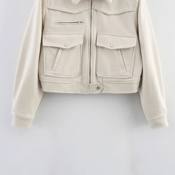 Dam cropped field blazer med axel epaulettes, stor flap fickor, och central dragkedja