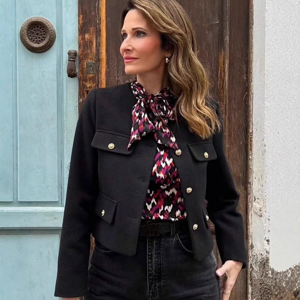 Dam kort Boucle blazer jacka med Round Neck, dekorativ ficka Flaps, och Gold-Colored knappar