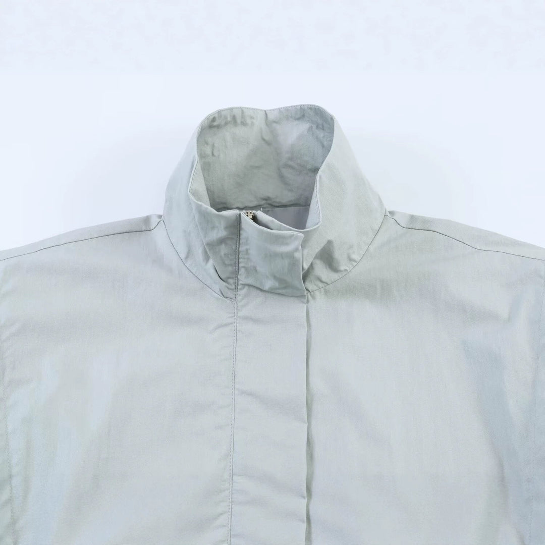 Dam Kort Windbreaker med Stå Krage, Oversize Ärmar och Dold Front