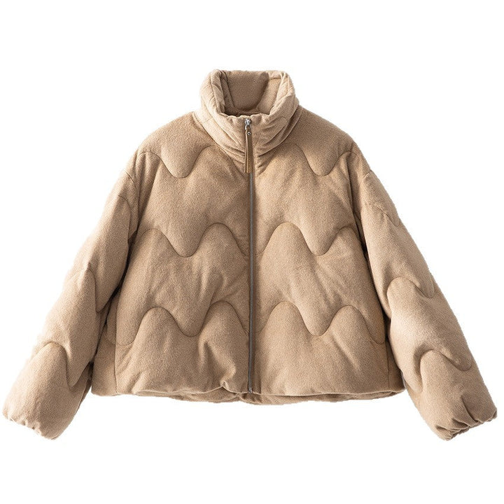 Dam kort kviltad jacka med wave quilting, hög ståkrage och boxy silhuett