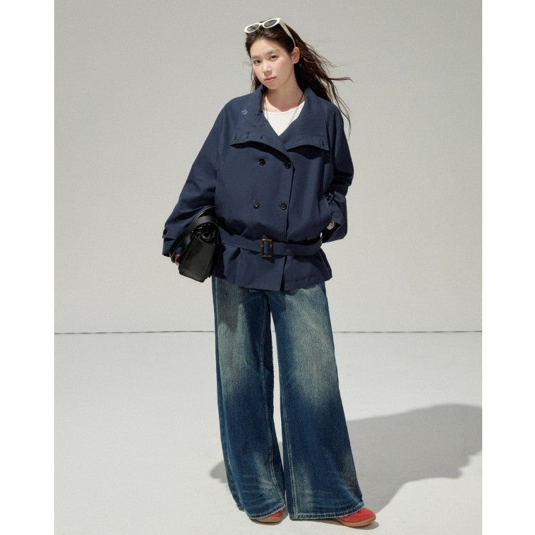 Dam kort trenchcoat med a flattering bälte och double-breasted knappslå