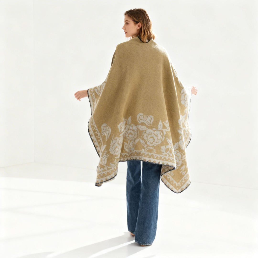 Dam poncho med floral jacquard structure och fine overlock seam