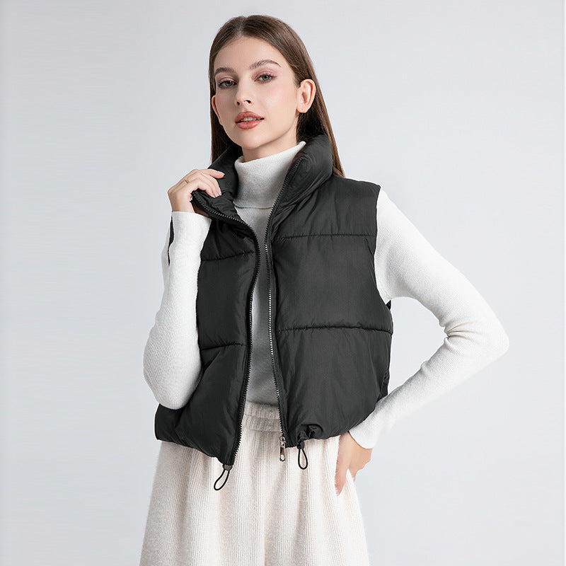 Dam ultra-light kort vadderad väst med high ståkrage, two-way dragkedja och adjustable drawstring fåll