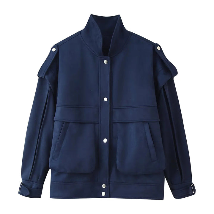 Dam Utility jacka tillverkad av faux mocka med ståkrage, påsydda fickor, och adjustable cuffs