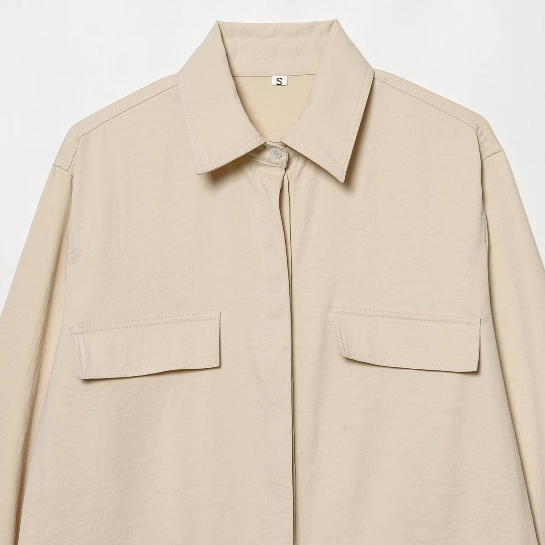 Dam oversize Field jacka in boxig skärning med Four Flap fickor och dold Snap Placket