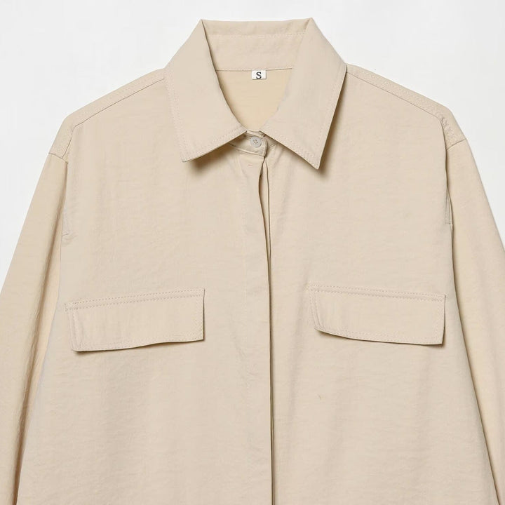 Dam oversize Field jacka in boxig skärning med Four Flap fickor och dold Snap Placket