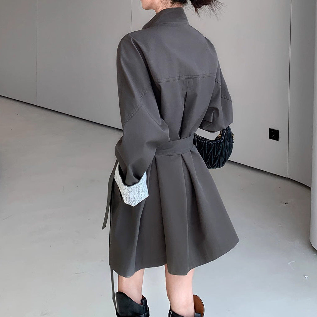 Dam elegant trenchcoat med midjebälte och kontrast ärmar