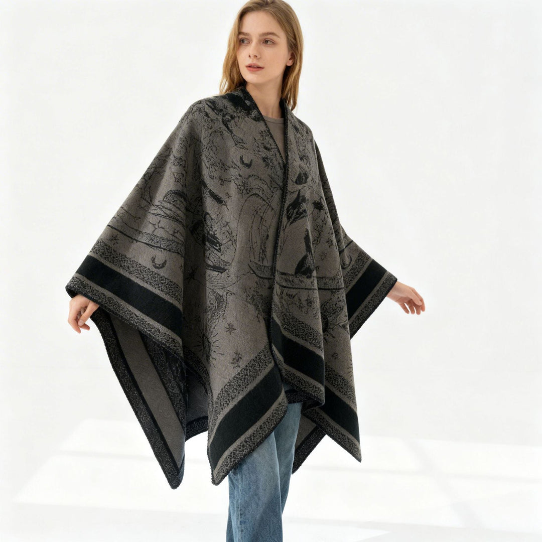 Dam Oversize Jacquard capeponcho tillverkad av ullblandning med V-neck och heavenly motif