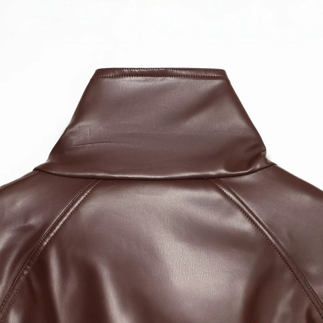 Dam Kort Trench Blouson i Läderlook med Waist Belt, Hög Standing Krage, och Double Knapp Knäppning