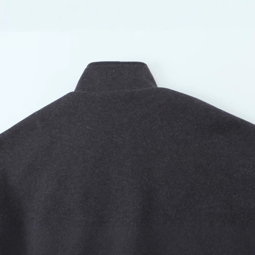 Dam kort skuren ull blouson jacka med ståkrage, snap knappslå, och elastic fåll