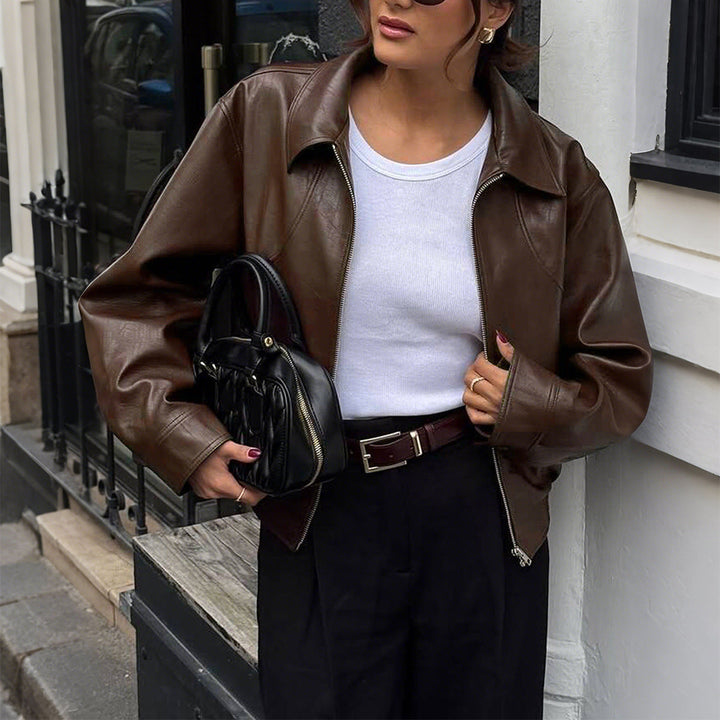 Dam kort oversized läderjacka med skjortkrage, visible dragkedja, och avslappnad silhuett