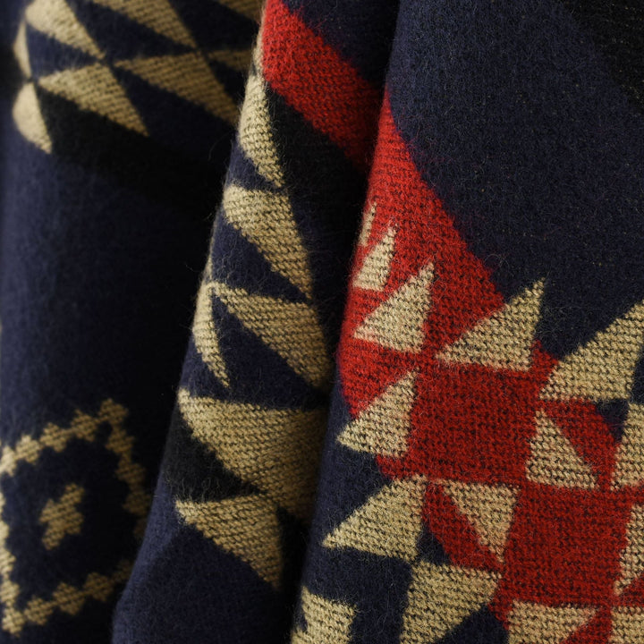 Dam Oversize Ruana i graphic jacquard med kontrast interior och fransfåll