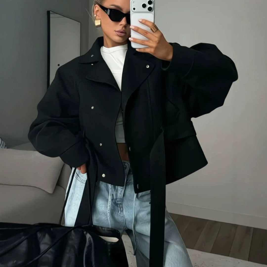 Dam skräddad kort jacka in Blouson stil med knytband och ståkrage