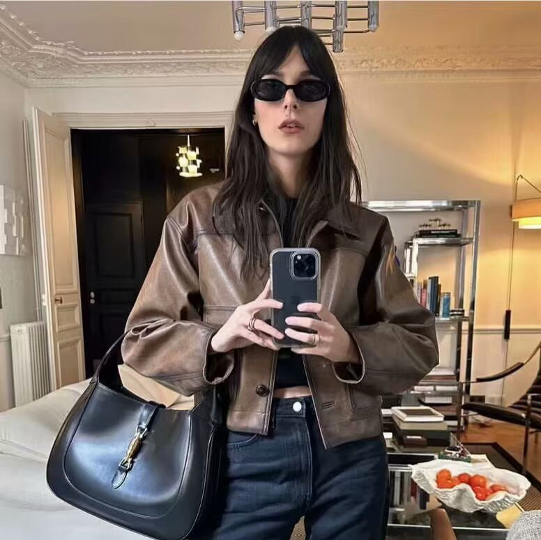 Dam kort jacka gjord vegan läderlook in boxy worker stil