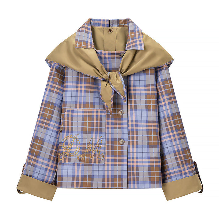 Dam kort jacka med rutig krage, tie scarf, och monogram ficka