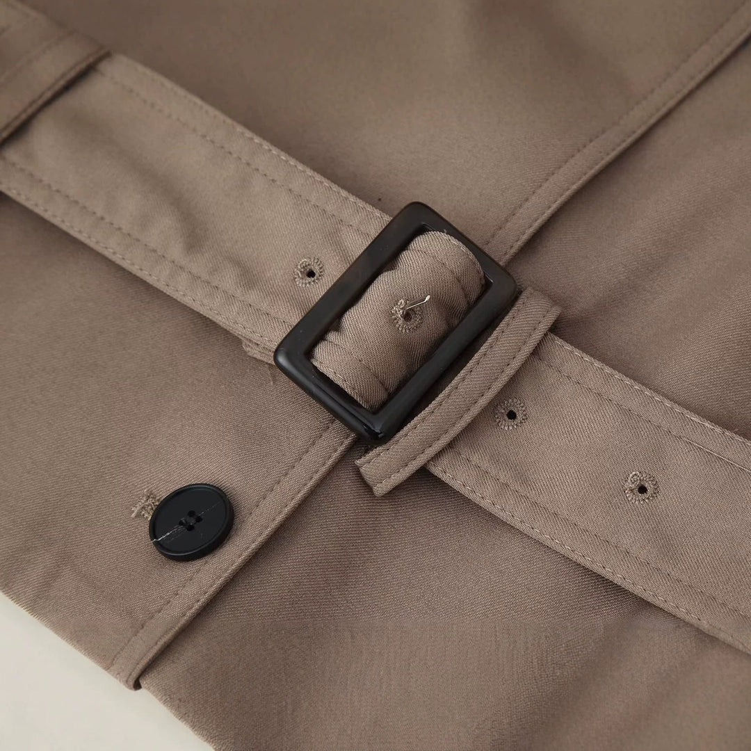 Dam Kort Double-Breasted Trenchcoat med Stå Krage och Waist Belt