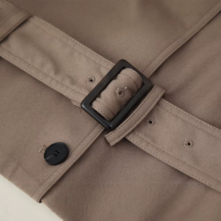 Dam Kort Double-Breasted Trenchcoat med Stå Krage och Waist Belt