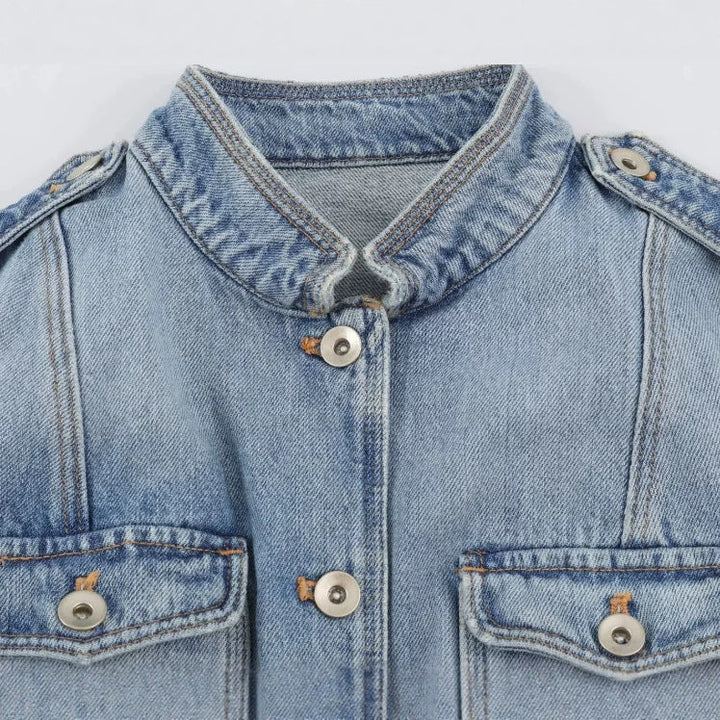 Dam Utility-Stil Denimjacka med Stå Krage, Flapped Fickor, och Shoulder Patches