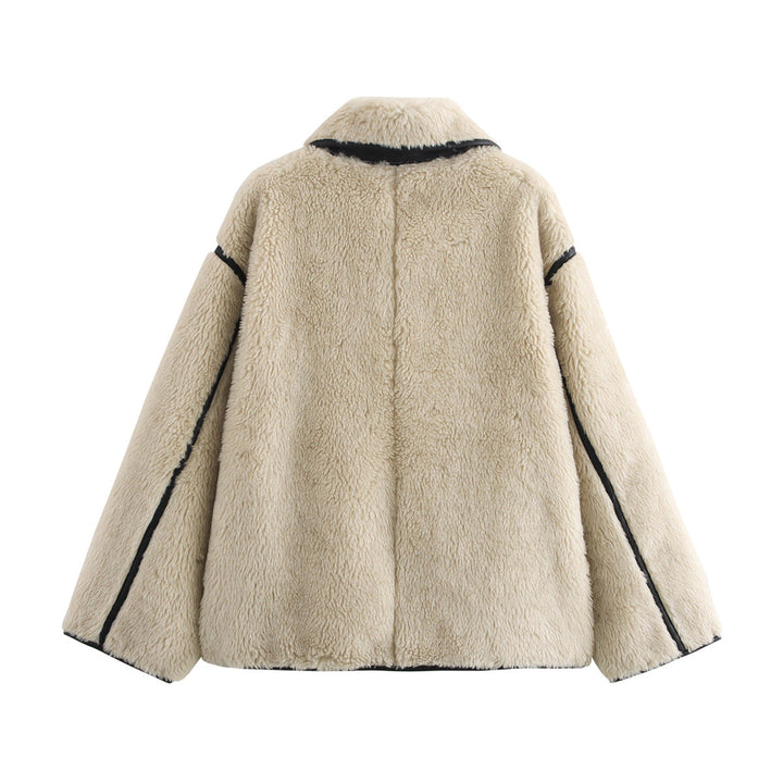 Dam kort skärning Faux Fur Field kappa med oversize Shawl krage och kontrasterande Piping