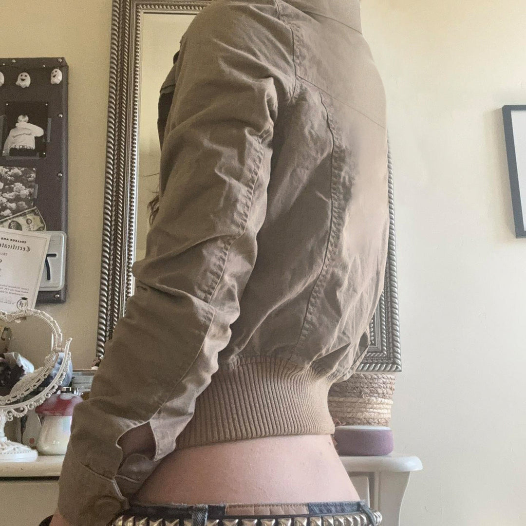 Dam kort utility blousonjacka med high ståkrage, flap fickor och elastic waistband