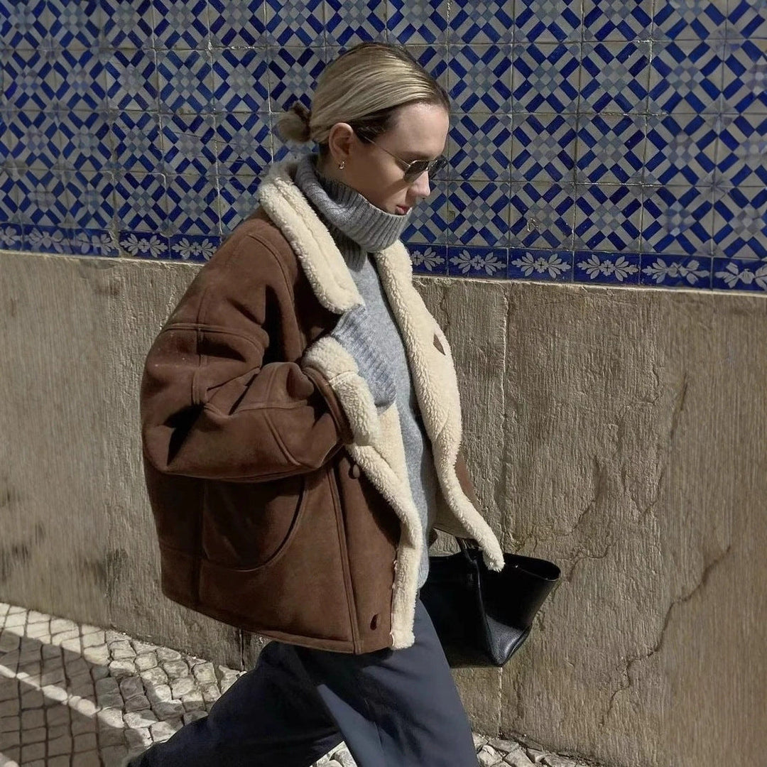 Dam oversize kort jacka in mocka look med teddyfoder och stor slagkrage