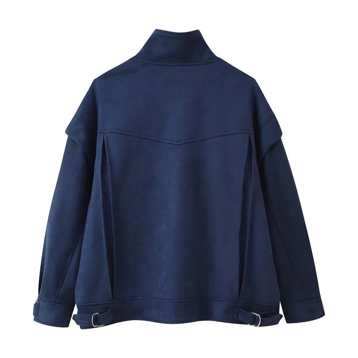 Dam Utility jacka tillverkad av faux mocka med ståkrage, påsydda fickor, och adjustable cuffs