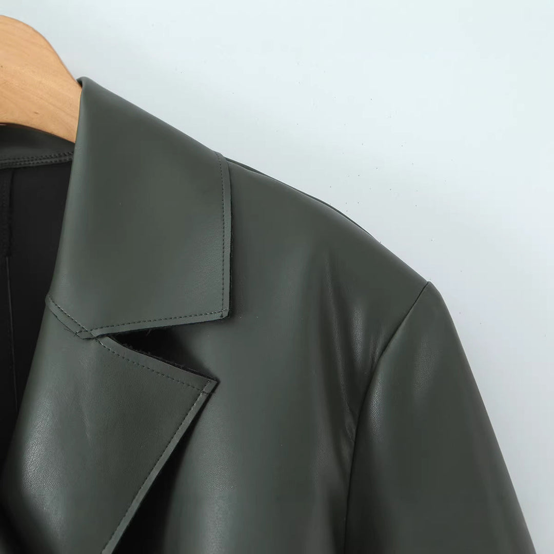 Dam skräddad kort trenchcoat gjord vegan läderlook med knytband och cape detail