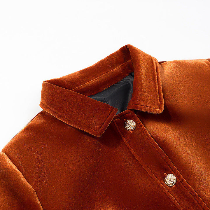 Dam kort jacka in sammet look med skjortkrage, applied flap fickor, och gold-colored dekorativ knappar