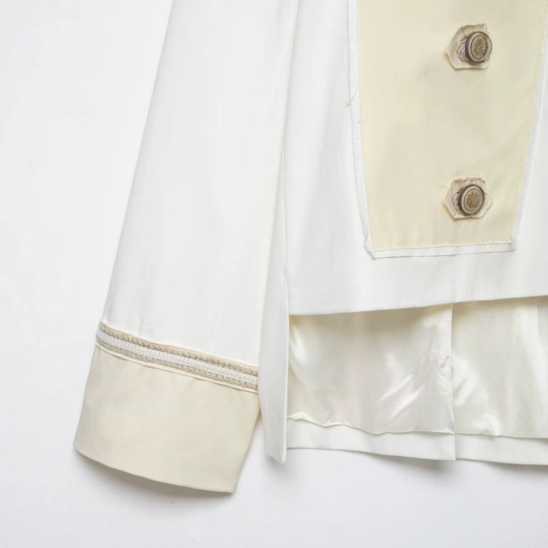 Dam kort jacka in a military-inspired look med cord application