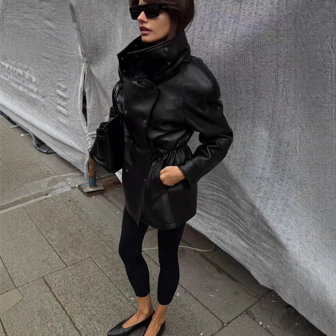Dam rain jacka gjord läderlook med hög ståkrage, midja dragsko och snap knapp fram