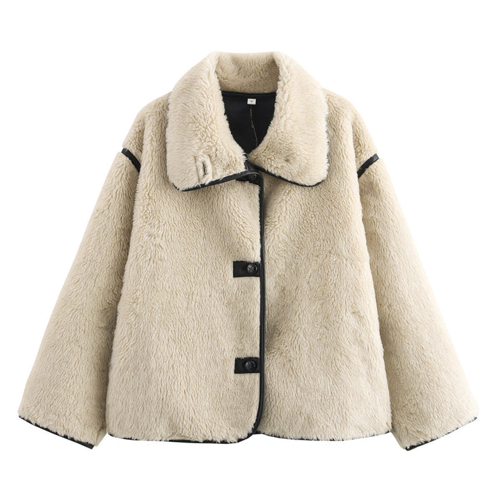 Dam kort skärning Faux Fur Field kappa med oversize Shawl krage och kontrasterande Piping