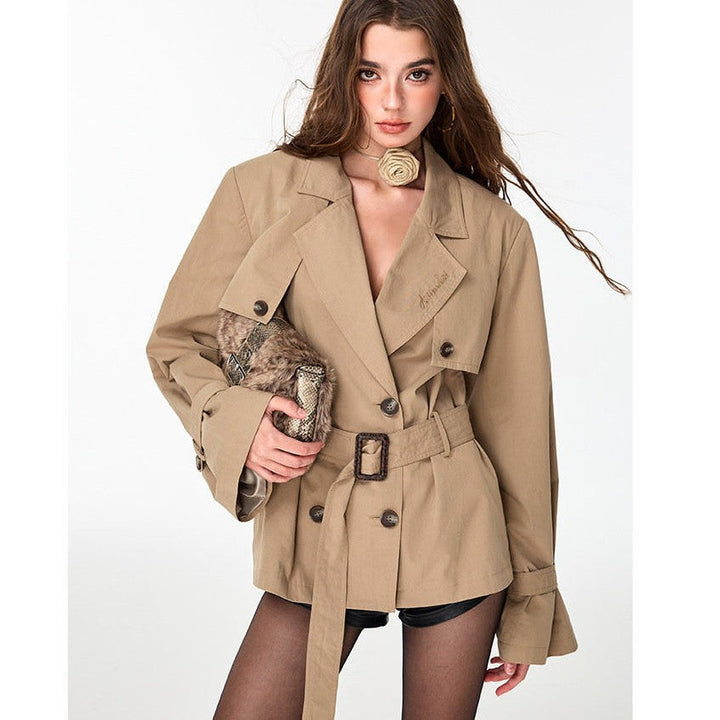 Dam kort trenchcoat med cinched bälte och double-layer shoulder yoke