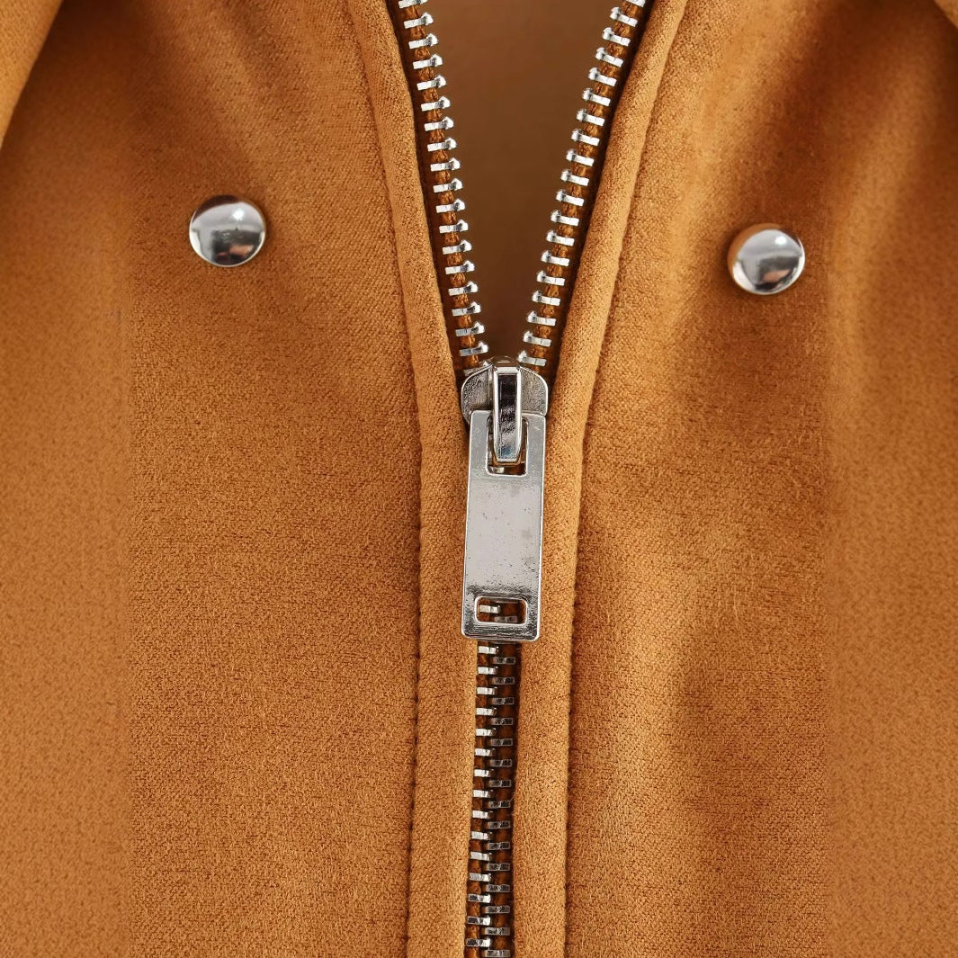 Dam kort studded jacka tillverkad av mocka imitation med en full-length dragkedja och chest pocket