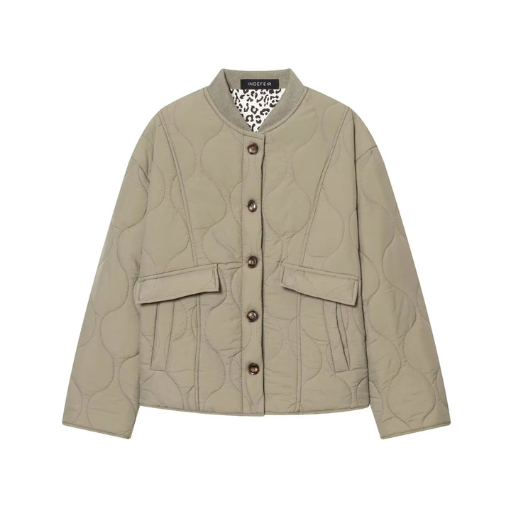 Dam non-vadderad quiltad jacka med boxy silhuett, ribbed ståkrage och patch flap fickor
