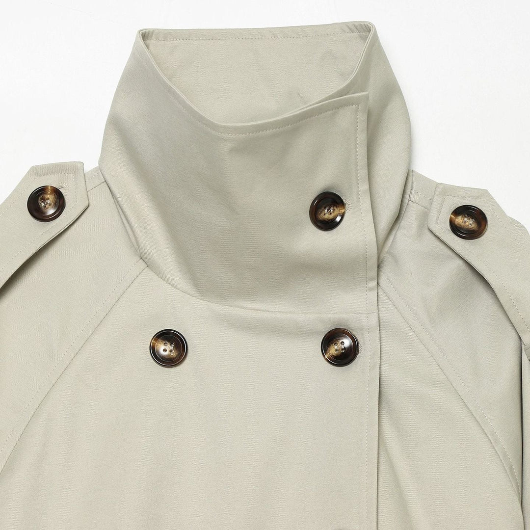 Dam kort figurnära trenchcoat med double-breasted knäppning, high ståkrage, och avtagbar axel flaps