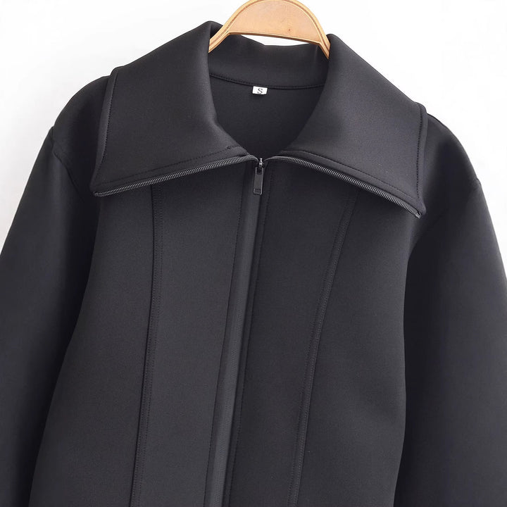 Dam Shaped Neoprene Jacka med Oversize Krage och Tailored Kort Silhuett