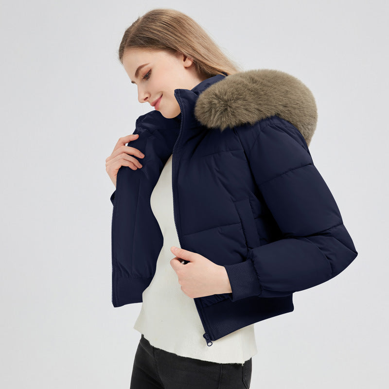 Dam kort quiltad hooded jacka med faux fur kant och ribbed fåll