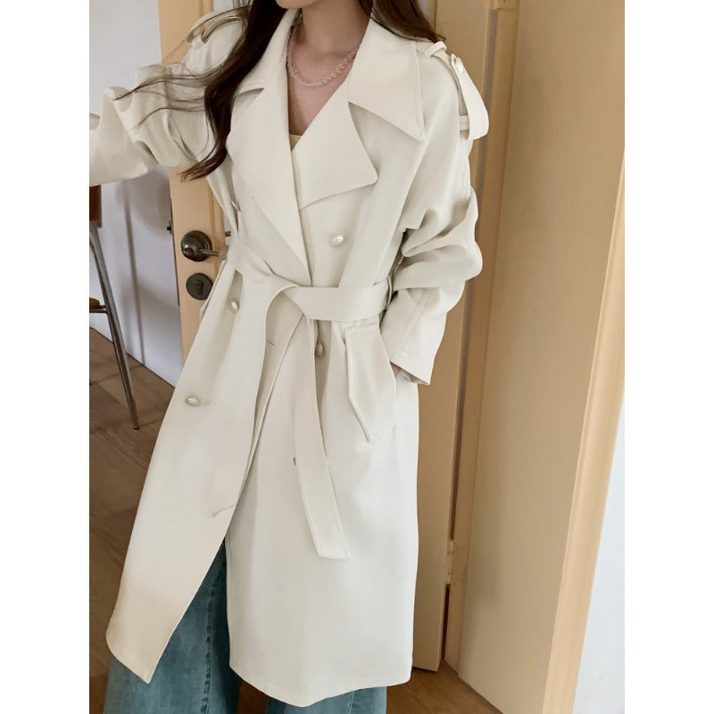 Dam mid-length trenchcoat med oversize shoulders och mother-av-pearl knappar