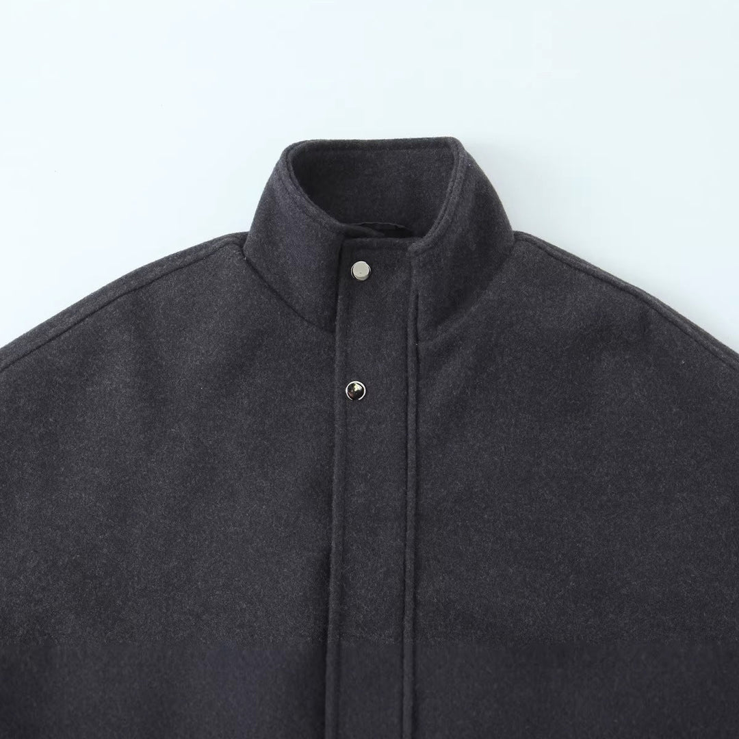 Dam kort skuren ull blouson jacka med ståkrage, snap knappslå, och elastic fåll