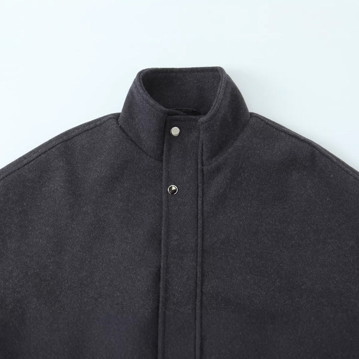 Dam kort skuren ull blouson jacka med ståkrage, snap knappslå, och elastic fåll