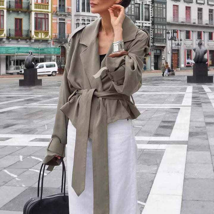Dam lätt kort trenchcoat med vid Lapels, lång Ties och justerbar muddar