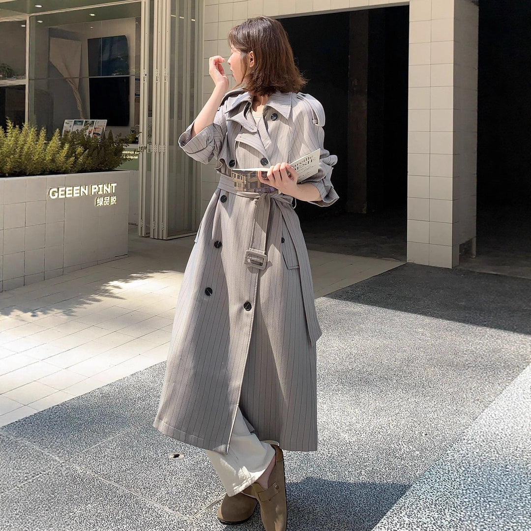 Dam elegant Maxi lång Pinstripe trench med Shoulder Pads och Gathered ärmar