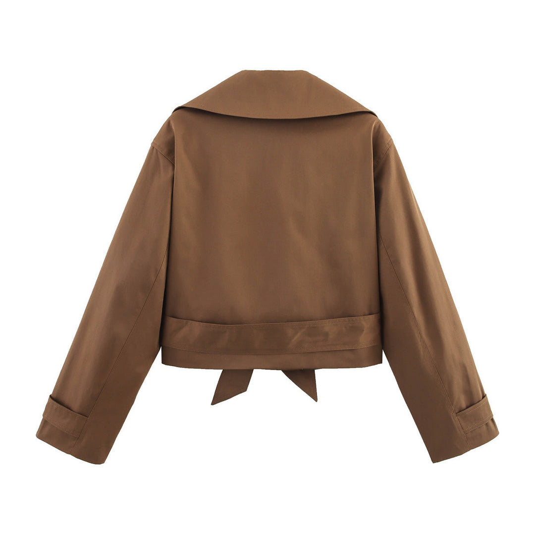Dam kort waist trenchcoat med double-breasted knäppning, bred sjalkrage, och figure-flattering tie bälte